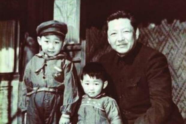 Си Цзиньпин (слева) с отцом и братом. Фото: wikipedia.org