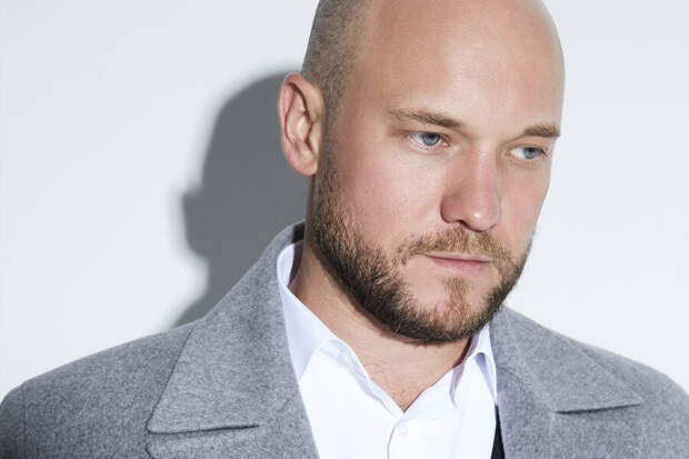 Актер Селиванов случайно разбил Aston Martin в автосалоне