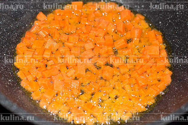 Морковь помыть, очистить, нарезать мелким кубиком. В сковороде разогреть оливковое масло, выложить кубики моркови.