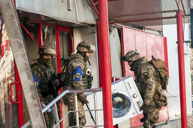 Украинскому руководству пора рассмотреть правовые механизмы отбора жилья у населения в прифронтовых регионах. Об...