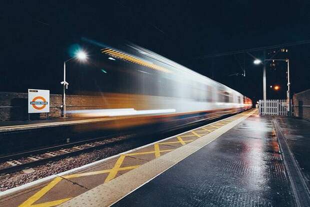 Сфотографировать поезд-призрак сегодня проще простого: достаточно установить камеру на штатив и поставить длинную выдержку.