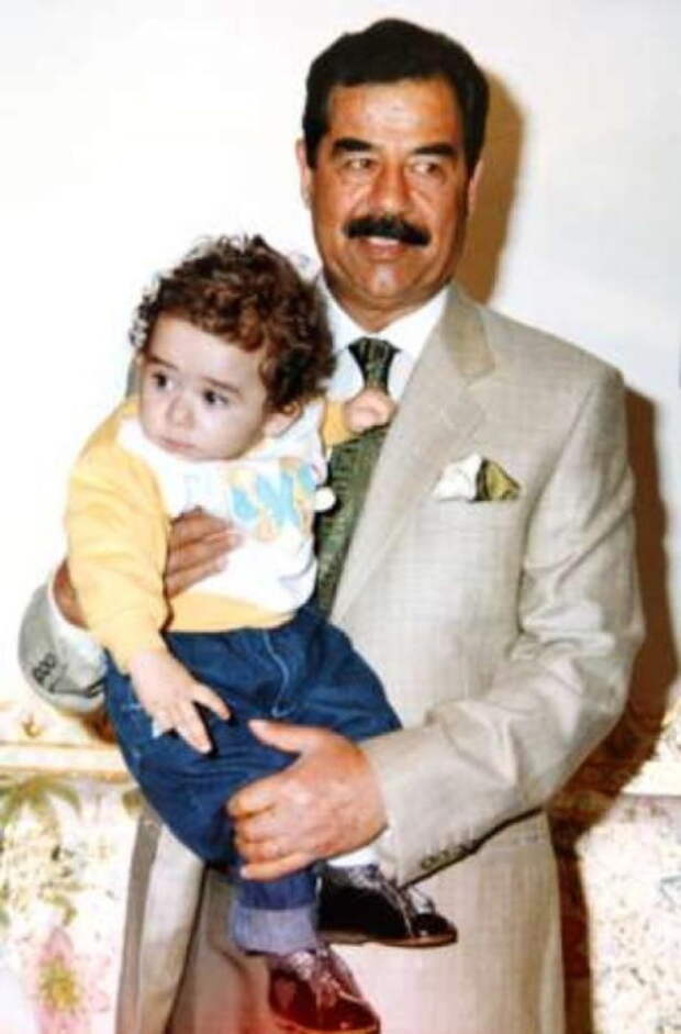 Саддам Хуссейн с внуком. / Фото: www.liveangarsk.ru