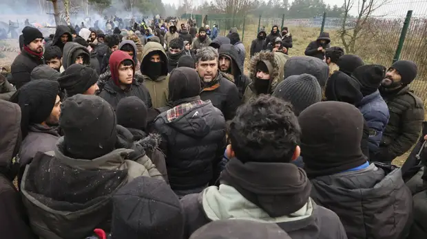 Белорусский сенатор заявил о планируемой вакцинации мигрантов от COVID-19