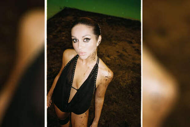 Певица Нюша со смазанным макияжем снялась в купальнике на земле