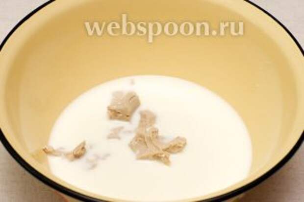 Соединить молоко, 1 ст. л. сахара, щепотку соли и дрожжи.