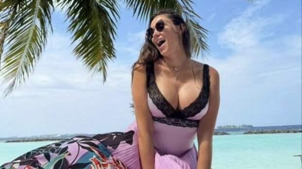 Елена Товстик на отдыхе на пляже  