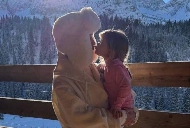 Возлюбленную Джейсона Стэйтема заметили в шапке-ушанке