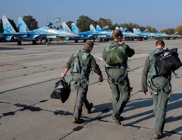 Американские пилоты проходят мимо Су-27 украинских ВВС на авиабазе в Хмельницкой области. 