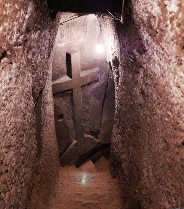 Армянин начал делать погреб, а в итоге создал подземный храм глубиной в семиэтажный дом