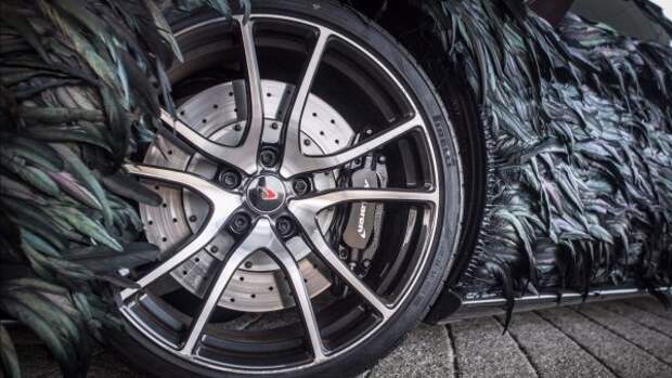 McLaren утверждает, что искусственные перья на кузове автомобиля вибрируют с увеличением скорости, что еще больше снижает аэродинамическое сопротивление автомобиля, поскольку оно замедляет переход от ламинарного к турбулентному воздушному потоку.Компания говорит, что уже давно увлечена биомимикрией, заимствуя идеи у природы для создания самых легких и обтекаемых автомобилей.