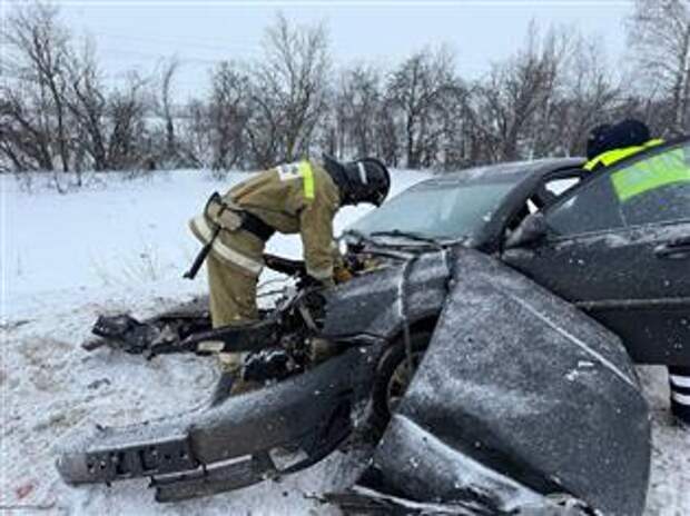 Спасатели выезжали на место жесткого ДТП с пострадавшим в Самарской области