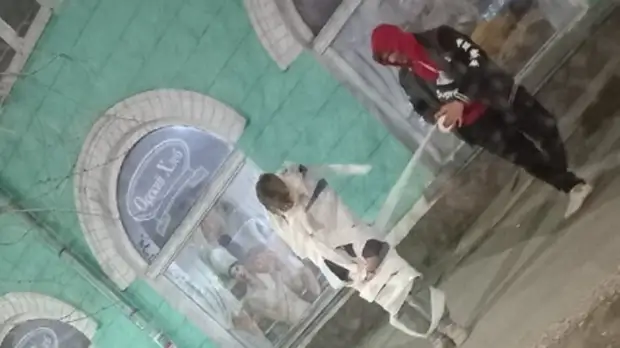 Обмотанного туалетной бумагой человека заметили на улице Орска