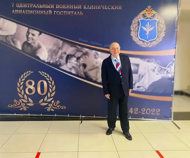 Петросян посетил госпиталь с российскими военными