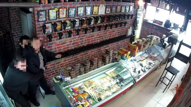 В Москве мужчина угрожал ножом работнику бара из-за песни SHAMANa