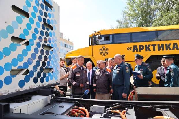 Глава МЧС России ознакомился с мощностями российских производителей пожарной техники