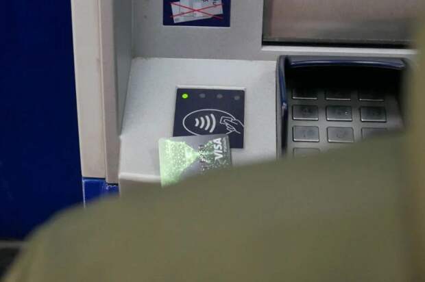 С апреля вводятся новые ограничения для тех, кто снимает наличные с карты