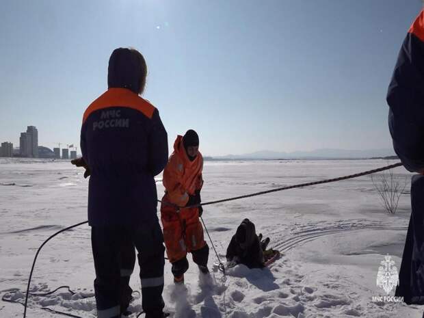 В Хабаровске провалившегося под лёд на Амуре мужчину успели вытащить спасатели