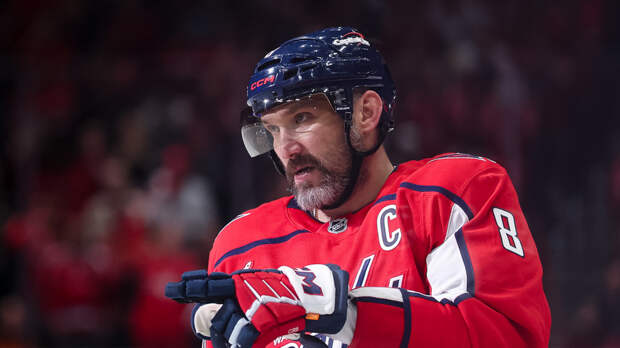 Овечкин обменял шайбу на чипсы у юной болельщицы