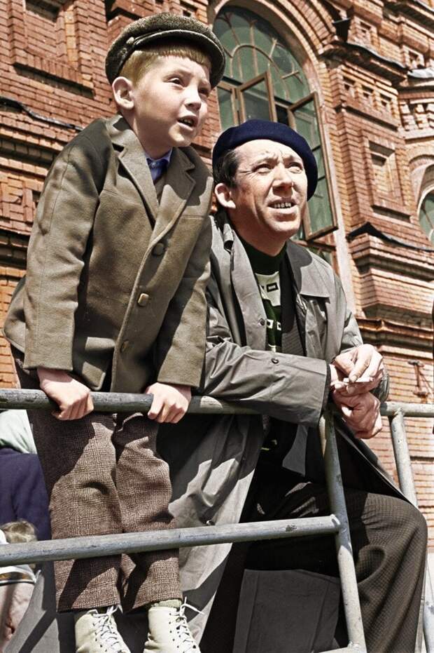 Юрий Никулин с сыном Максимом на Красной площади позитив, фото, это интересно