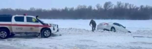 Спасатели помогли водителю легкового автомобиля, съехавшего в кювет на трассе Алматы - Ташкент