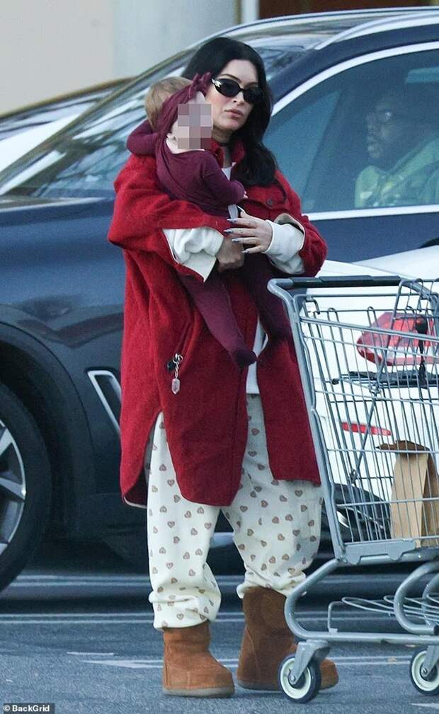 Меган Фокс с 10-месячной дочерью засняли папарацци: редкие кадры