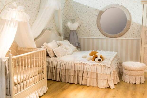 интерьер маленькой спальни с детской кроваткой