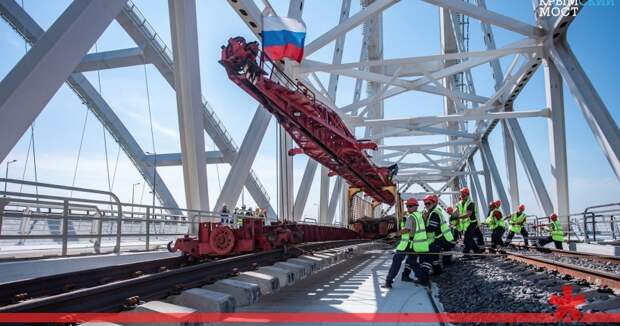 На Крымском мосту завершили укладку рельсов
