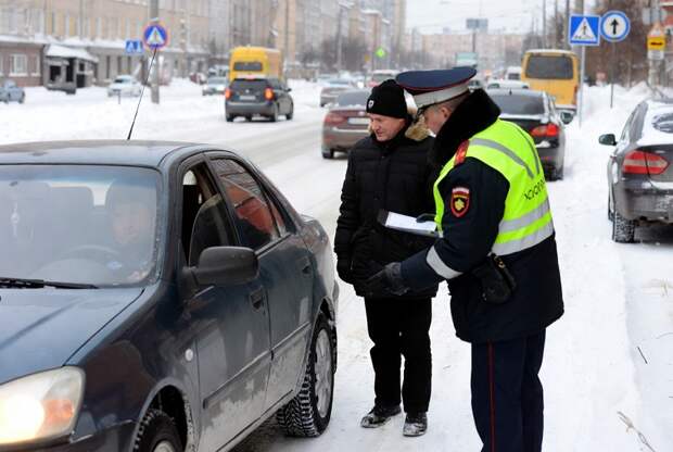 Водителям в России грозят штрафа за нарушение правил использования зимних шин