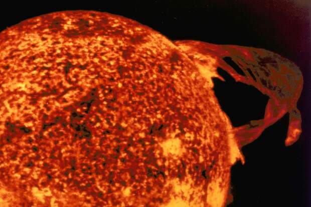 Ученый Язев рассказал о последствиях для Земли мощных вспышек на Солнце