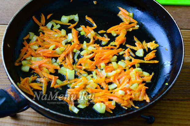 обжарьте лук и морковь
