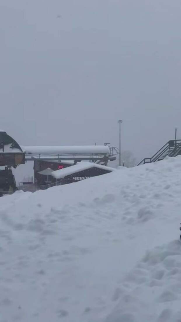В горах Сочи валит снег! Видимость минимальная - зима продлевается