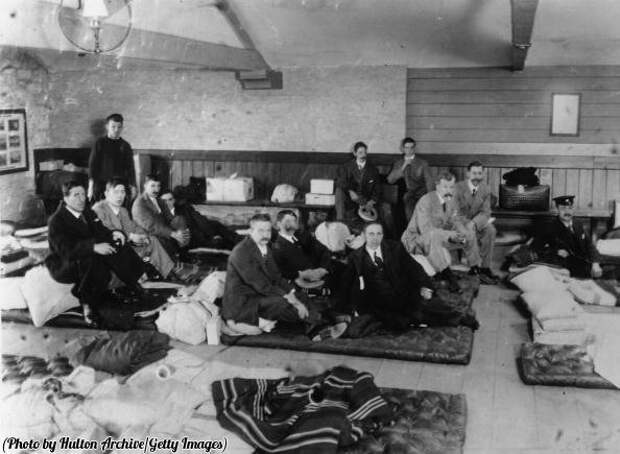 Немногие спасшиеся после катастрофы "Титаника". США. Май 1912г. история, события, фото