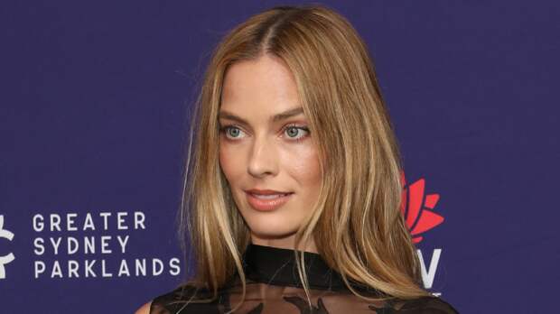 Актриса Марго Робби пришла на фестиваль в прозрачном платье