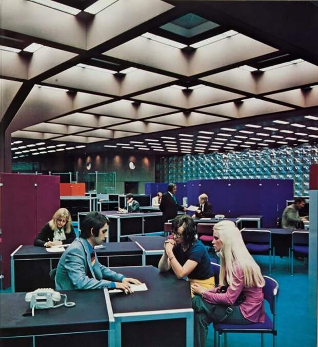 Интерьер муниципального сберегательного банка (1969-1972) в Вуппертале, Западная Германия.
