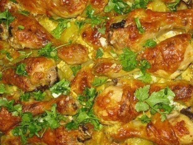 Куриные голени в сметане с картошкой Куриные голени в сметане с картошкой