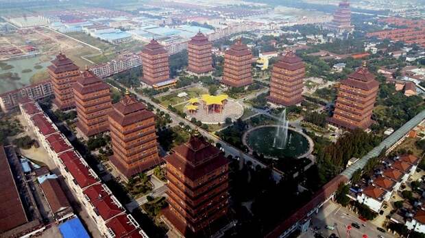 Гостиничный комплекс из 9 башен в деревне Хуаси (Китай).