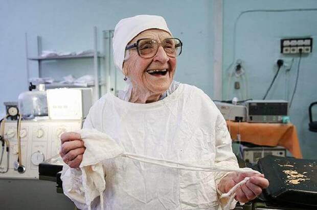 Старейший хирург в мире, она в свои 89 продолжает делать по 4 операции в день...