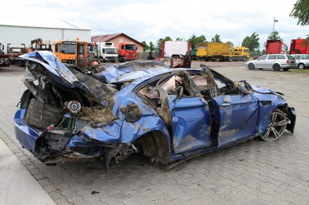В Германии BMW попал в аварию на скорости 300 км/ч bmw, авария, дтп, повезло