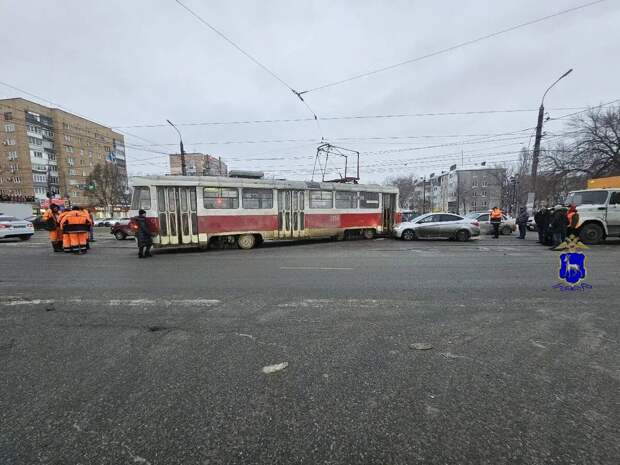 В Самаре трамвай сошел с рельсов после столкновения с легковушкой