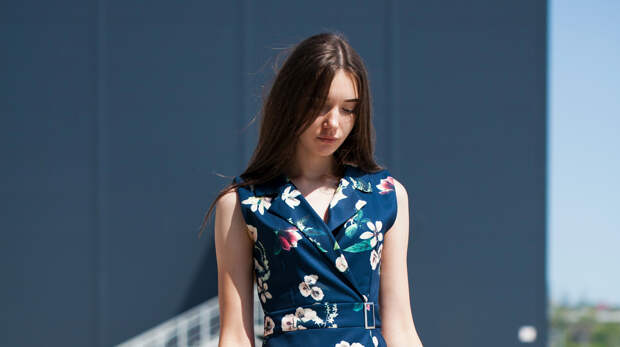 Стилист Александр Рогов призвал носить платья с абстрактными цветочными принтами