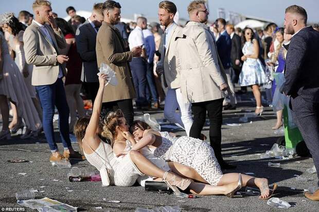 28 феерических фото о том, как прошел День Леди на скачках Grand National в Англии 