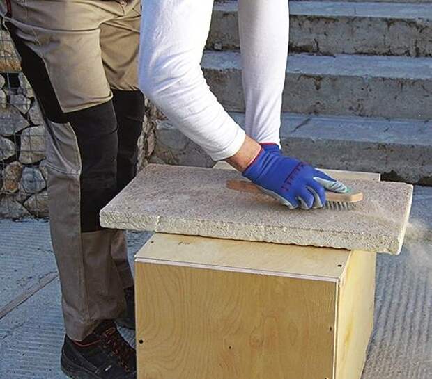 Для удаления цементного молочка обработайте тыльную поверхность ступеней металлической щеткой или болгаркой.
