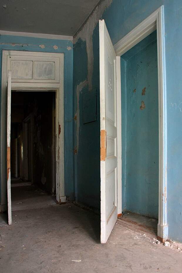 в доме множество дверей которые никуда не ведут Ленинградская область, призрак, тайцы, фоторепортаж