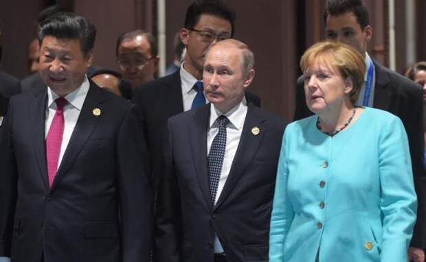 На фото: председатель КНР Си Цзиньпин, президент России Владимир Путин и канцлер Германии Ангела Меркель (слева направо на первом плане)