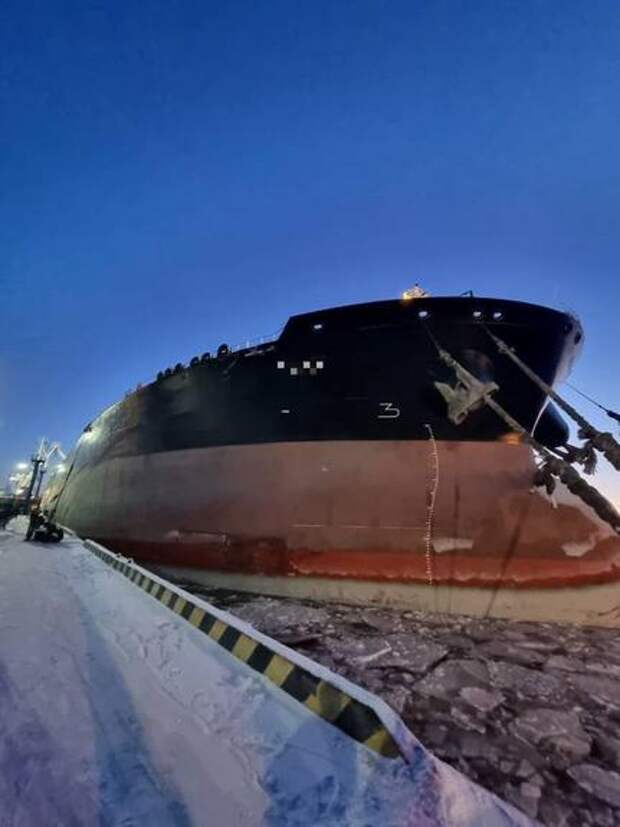 В порту Усть-Луга иностранное судно повредило причал и кран при развороте