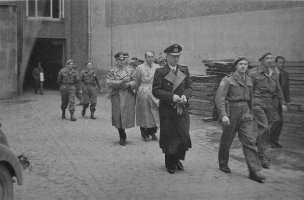 Дёниц, Шпеер и Йодль, арестованные британскими войсками во Фленсбурге, 23 мая 1945 г.