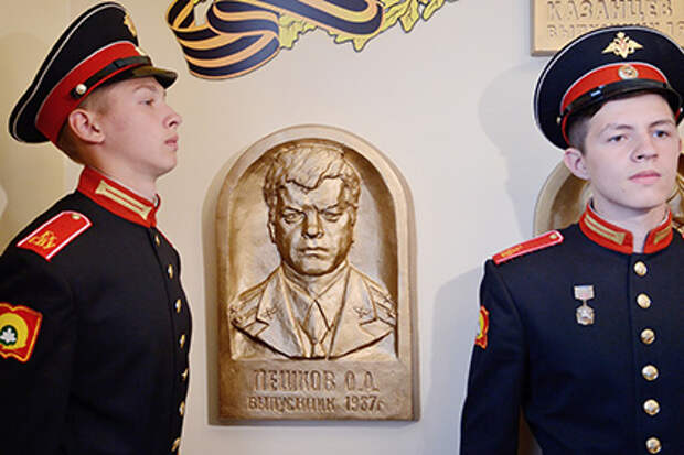 Открытие памятного барельефа Герою России Олегу Пешкову в Екатеринбурге