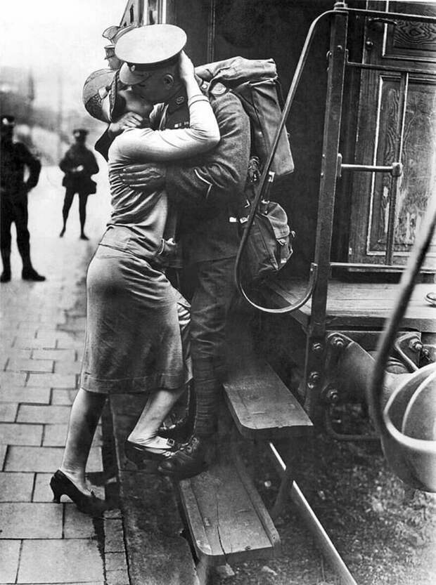 Британский солдат прощается со своей немецкой возлюбленной во время вывода своего подразделения из Рейнской области. Германия, 1929 г. история, ретро, фото