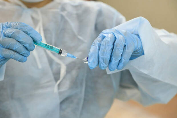 Предупредить, а не лечить: названы прививки, которые спасают от рака шейки матки, печени и горла