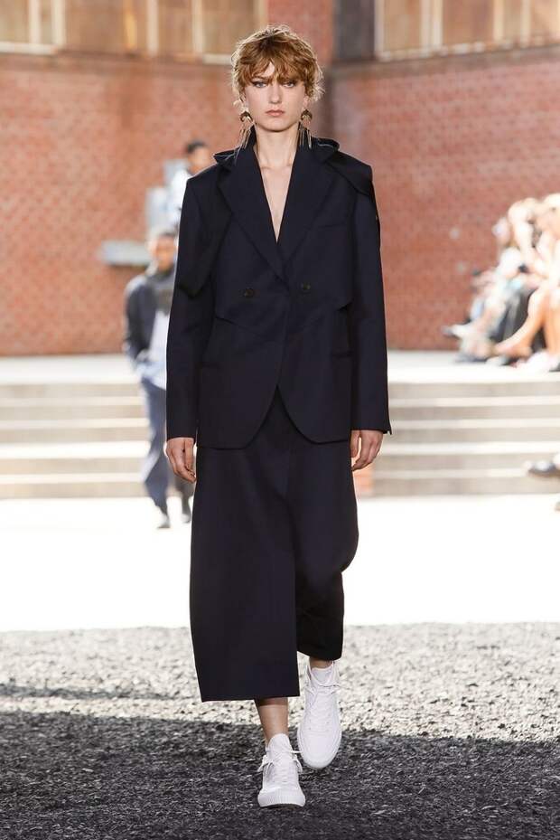Косынки из кожи, которые все будут носить весной, — на показе 3.1 Phillip Lim (фото 6.2) Косынки из кожи, которые все будут носит весной — на показе 3.1 Phillip Lim (фото 6.2)